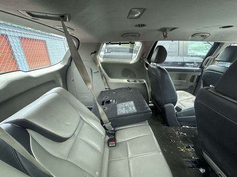 Used 2017 Kia Sedona LX w/ LX Essentials Premium Package FWD image 24