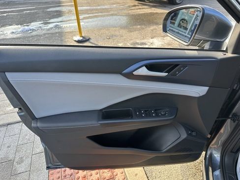 Used 2024 Volkswagen Taos SE image 10