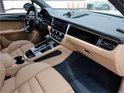 Certified 2025 Porsche Macan image 26