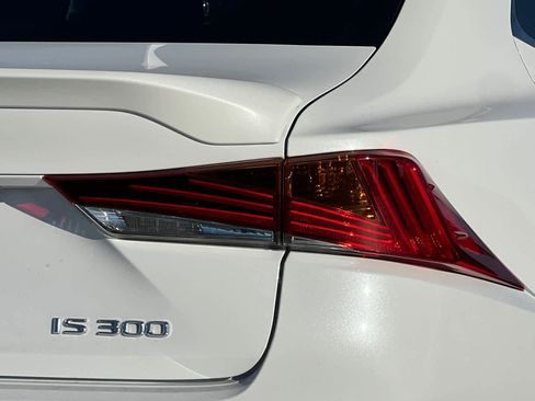 Used 2018 Lexus IS 300 image 29
