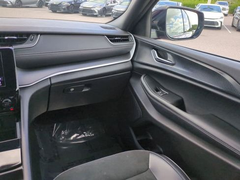 Used 2025 Jeep Grand Cherokee Altitude image 16