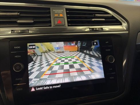 Certified 2022 Volkswagen Tiguan SE R-Line image 20