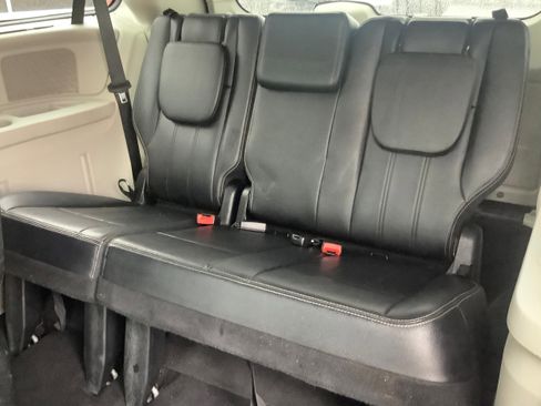 Used 2015 Chrysler Town & Country Touring image 13