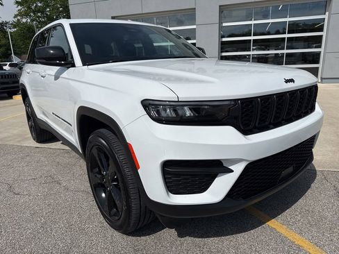 Used 2023 Jeep Grand Cherokee Altitude AWD/4WD image 13