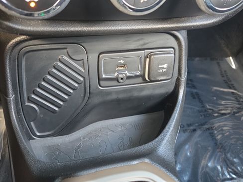 Used 2016 Jeep Renegade Limited FWD image 26
