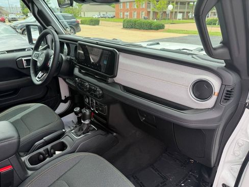 Used 2025 Jeep Wrangler Sahara AWD/4WD image 14