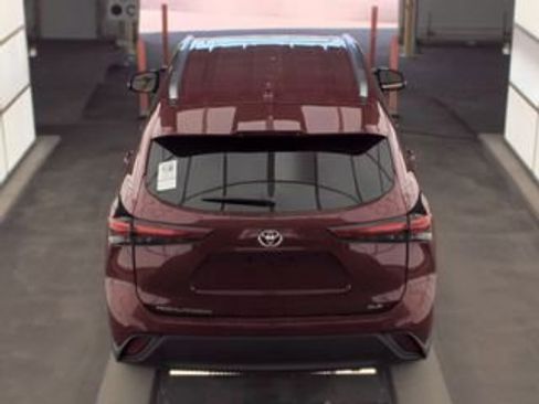 Used 2021 Toyota Highlander XLE FWD image 5