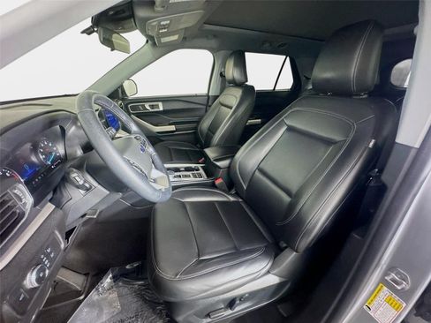 Used 2022 Ford Explorer XLT w/ Equipment Group 202A RWD image 12