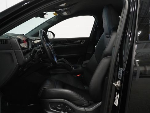 Used 2025 Porsche Cayenne Turbo GT image 12