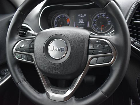 Used 2019 Jeep Cherokee Latitude Plus w/ Comfort/Convenience Group FWD image 26