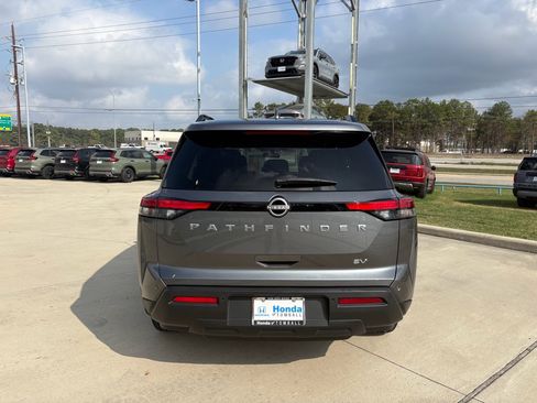 Used 2024 Nissan Pathfinder SV image 7