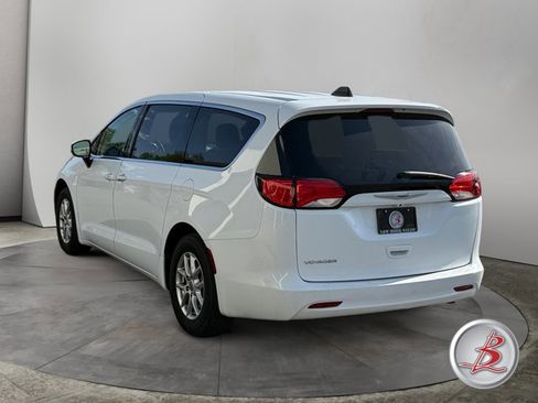 Used 2022 Chrysler Voyager LX FWD image 5