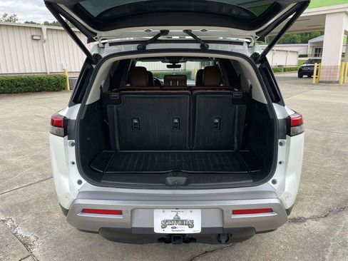Used 2024 Nissan Pathfinder Platinum w/ Cargo Package AWD/4WD image 10