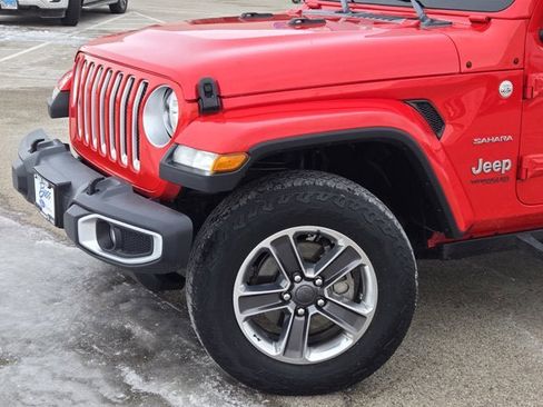 Used 2019 Jeep Wrangler Unlimited Sahara image 2