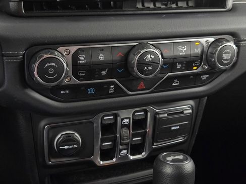 Used 2025 Jeep Wrangler Unlimited Sahara AWD/4WD image 19