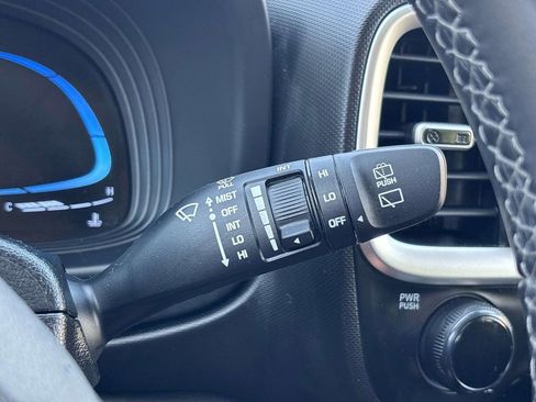 Used 2025 Hyundai Venue SEL FWD image 29