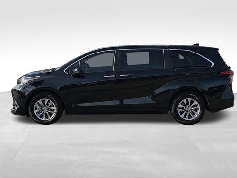 Used 2022 Toyota Sienna XLE image 6
