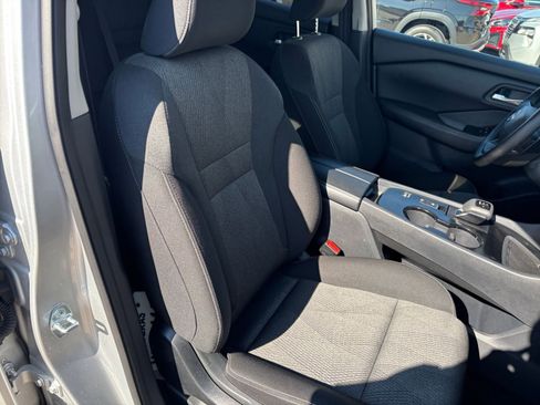 Used 2025 Nissan Rogue SV image 38