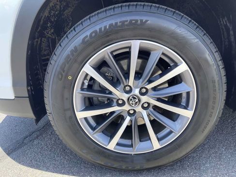 Used 2017 Toyota Highlander XLE FWD image 19