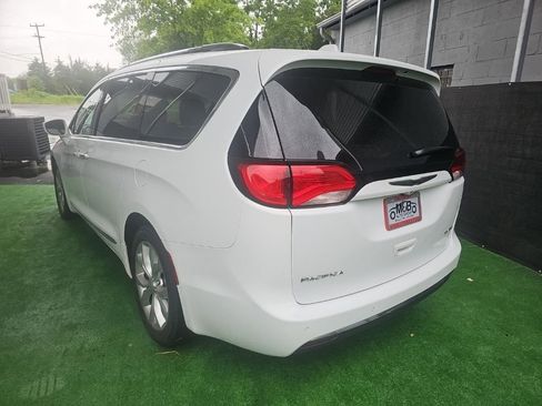 Used 2017 Chrysler Pacifica Limited FWD image 7