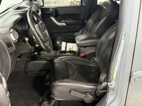 Used 2015 Jeep Wrangler Unlimited Sahara w/ Connectivity Group AWD/4WD image 6