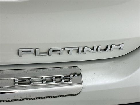 Used 2021 Toyota Highlander Platinum image 31