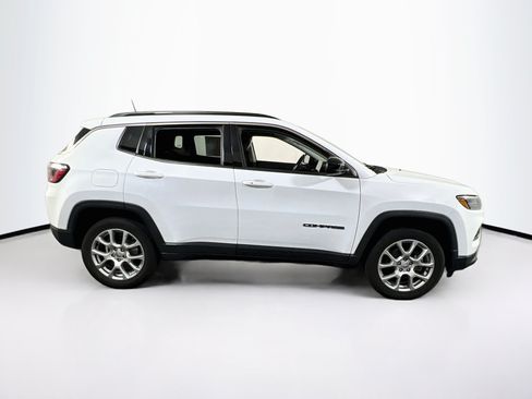 Used 2022 Jeep Compass Latitude w/ Sun and Sound Group AWD/4WD image 4