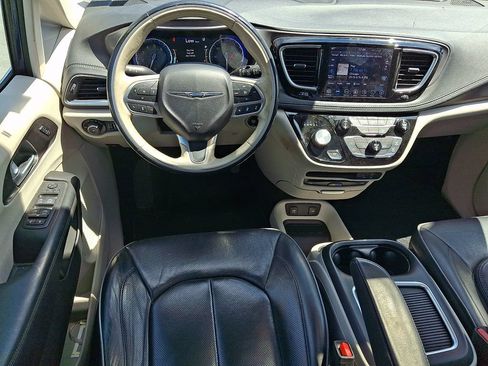 Used 2019 Chrysler Pacifica Limited w/ Tire & Wheel Group FWD image 13