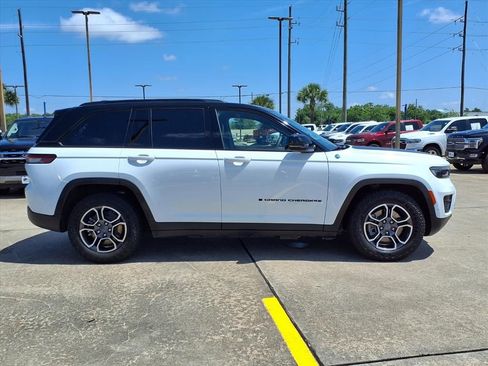 Used 2022 Jeep Grand Cherokee Trailhawk w/ Advanced Protech Group II AWD/4WD image 8