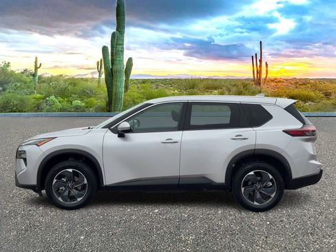 Used 2025 Nissan Rogue SV image 3