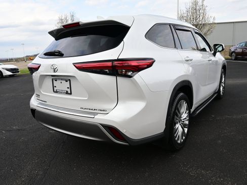 Used 2023 Toyota Highlander Platinum AWD/4WD image 6