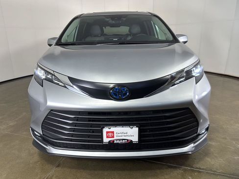 Used 2025 Toyota Sienna XLE w/ XLE Plus Package FWD image 6