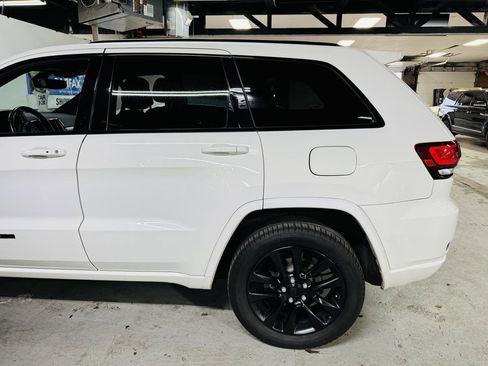 Used 2018 Jeep Grand Cherokee Altitude AWD/4WD image 11