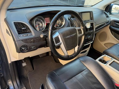 Used 2014 Chrysler Town & Country Touring FWD image 20