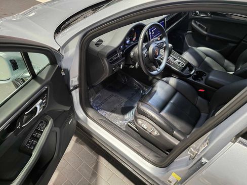 Used 2025 Porsche Macan AWD/4WD image 20