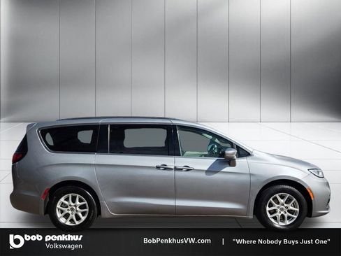 Used 2021 Chrysler Pacifica Touring-L image 23