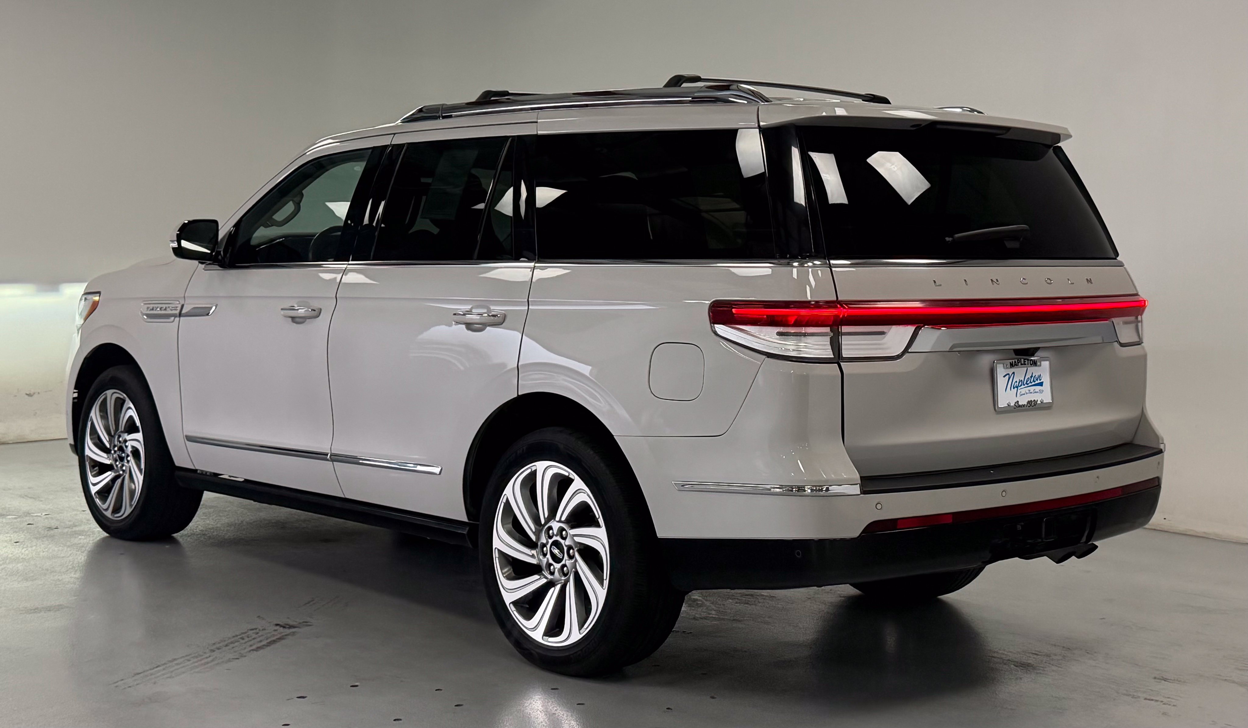 Used 2023 Lincoln Navigator Reserve AWD/4WD image 4