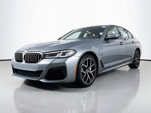 Used 2023 BMW 530e w/ M Sport Package RWD image 3