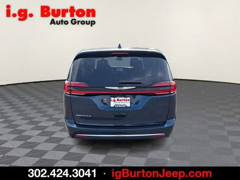 Used 2023 Chrysler Pacifica Touring-L FWD image 5