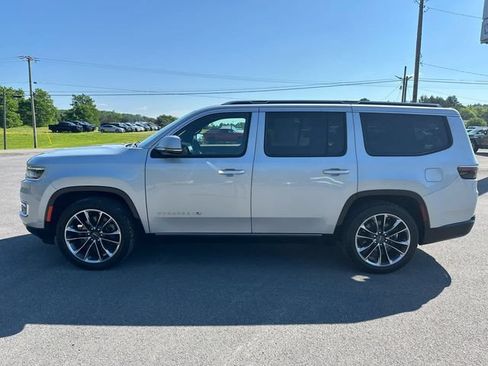 Used 2022 Jeep Wagoneer Series III w/ Premium Group I AWD/4WD image 2