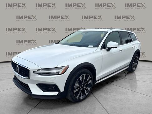 Used 2025 Volvo V60 B5 Cross Country Ultra AWD/4WD image 1