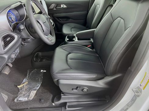 New 2026 Chrysler Pacifica Select FWD image 3