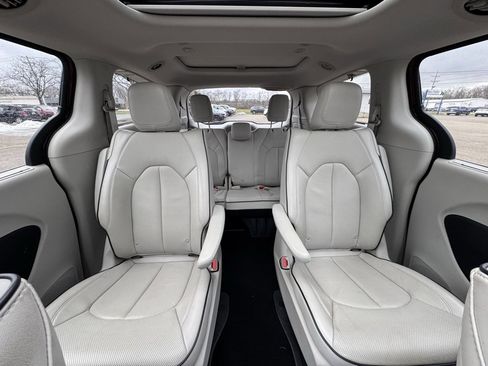 Used 2017 Chrysler Pacifica Platinum image 16