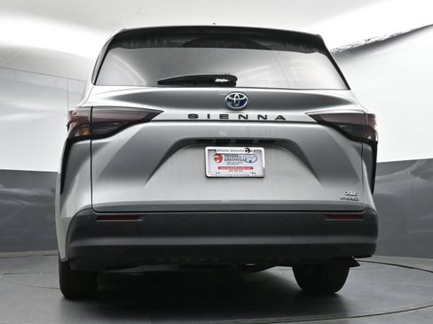 Certified 2024 Toyota Sienna XLE image 28