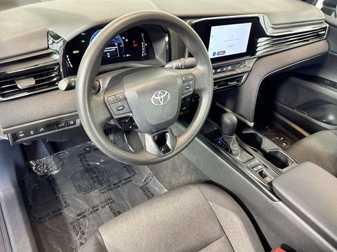 Used 2025 Toyota Camry LE image 9