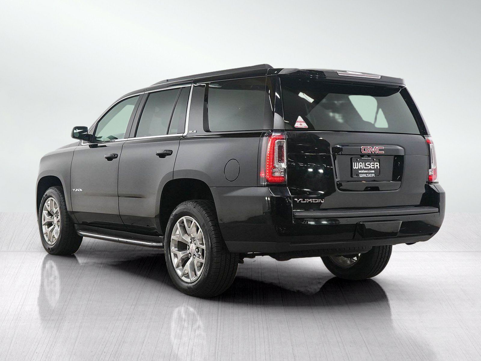 Used 2018 GMC Yukon SLE w/ SLE Value Package AWD/4WD image 3