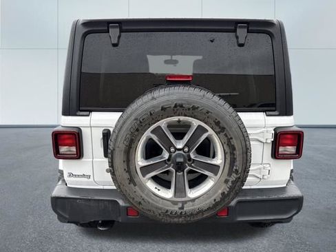 Used 2018 Jeep Wrangler Unlimited Sahara AWD/4WD image 3