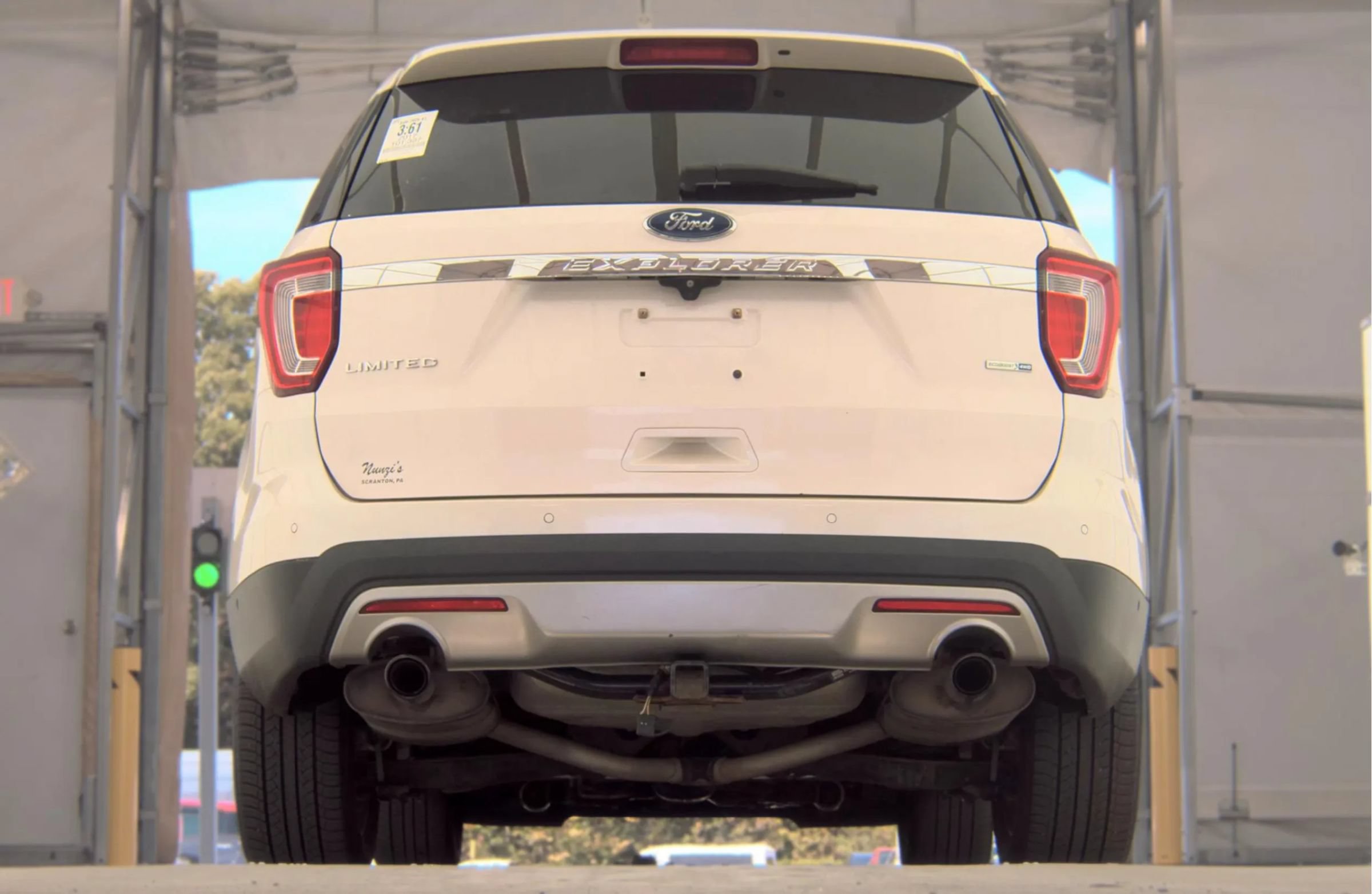 Used 2017 Ford Explorer Limited w/ Equipment Group 303A AWD/4WD image 7