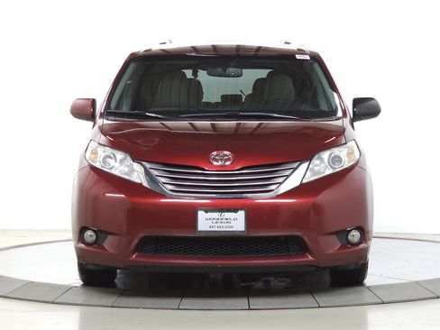 Used 2017 Toyota Sienna XLE w/ XLE Navigation Package FWD image 2