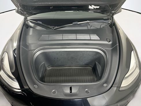 Used 2022 Tesla Model Y Long Range image 32